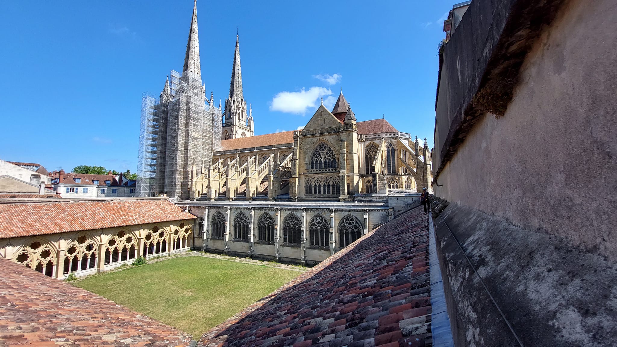 Cathédrale de Bayonne en travaux, pose de points d’ancrages et lignes de vie