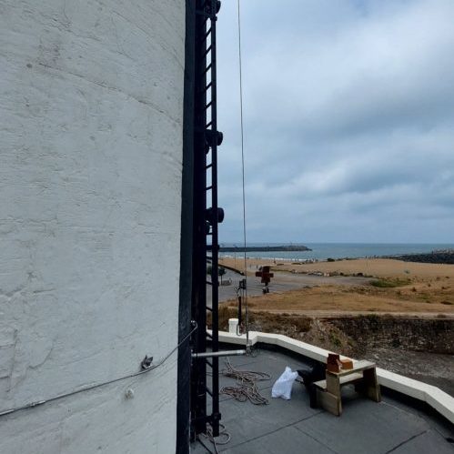 Travail en hauteur avec une pose de lignes de vie au Sémaphore Anglet