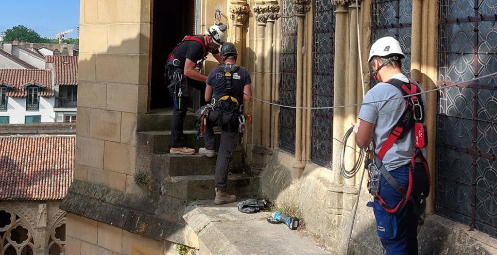 Cathédrale de Bayonne en travaux, pose de points d’ancrages et lignes de vie par les equipes