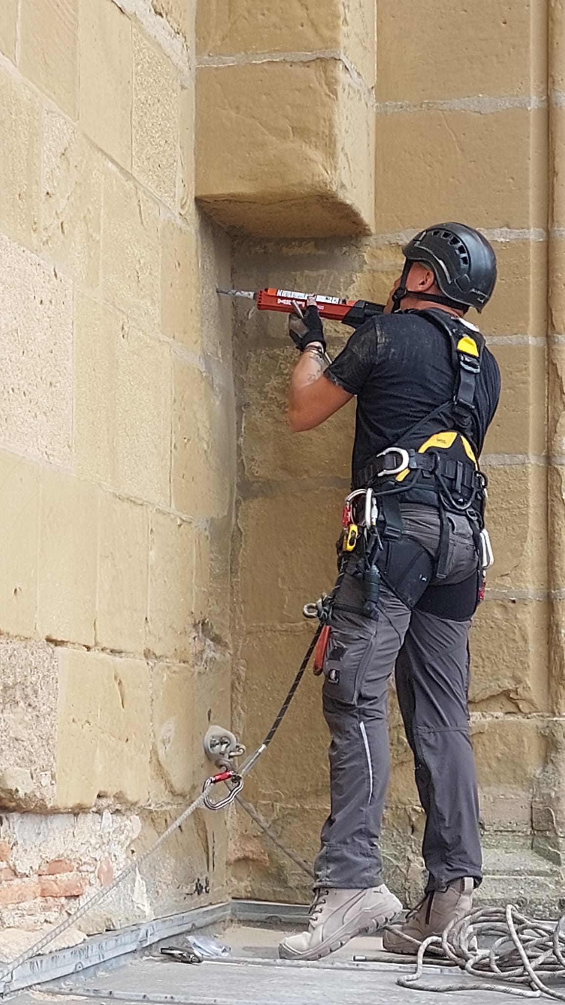 Matériel et harnais de maintien sur chantier